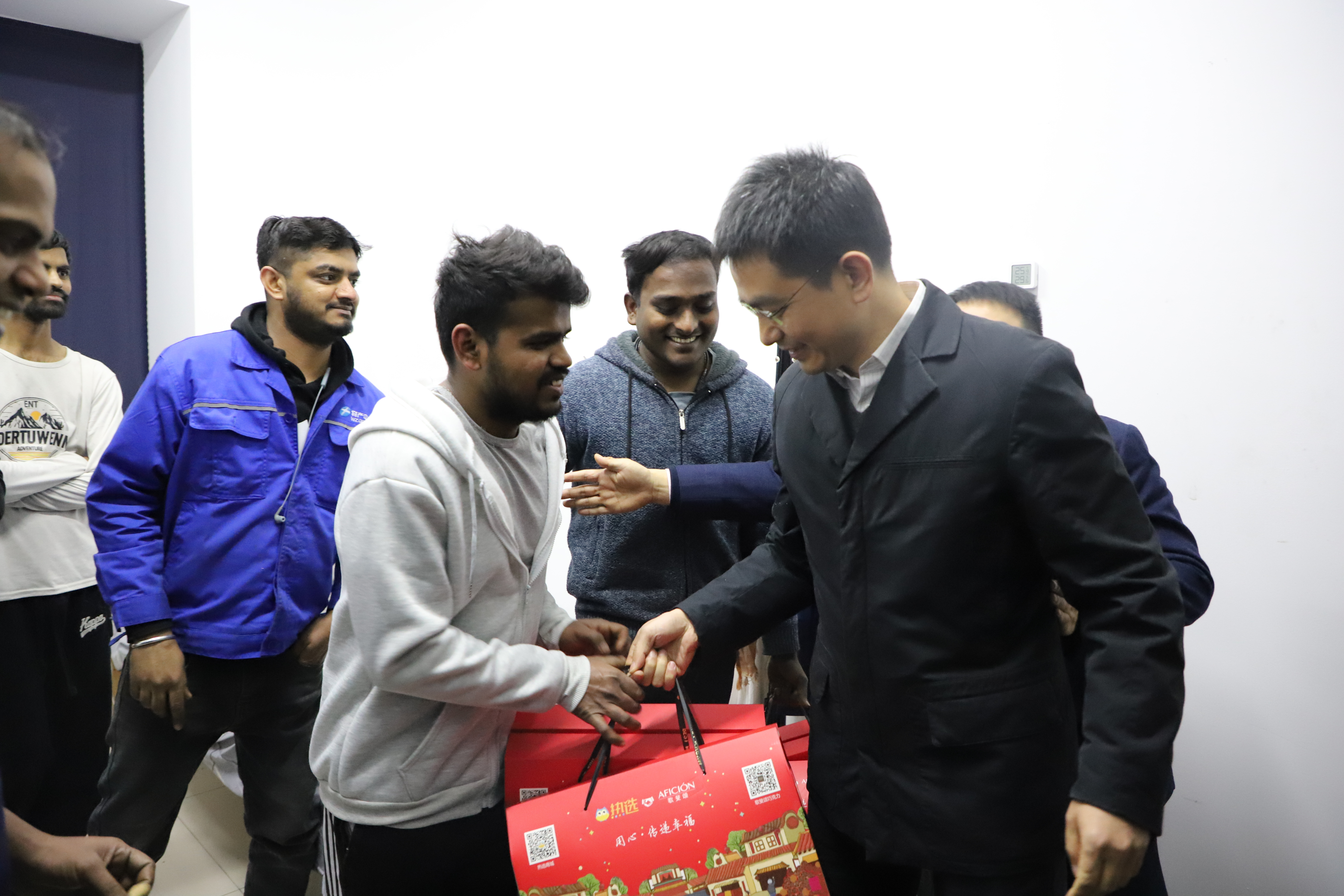 中大實業(yè)集團(tuán)董事長朱清波、元通線纜公司董事長楊兆文 一行到特纜公司開展“春節(jié)送溫暖”活動